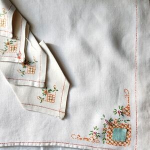 NATURAL LINEN VINTAGE BRIDGE CLOTH AND 4 MATCHING NAPKINS